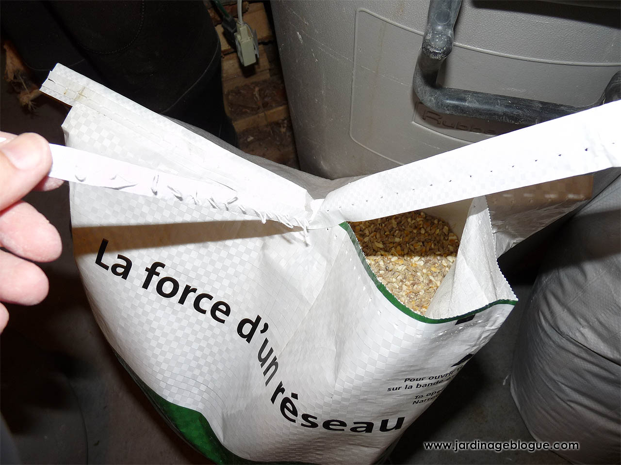 Ouvrir un sac de moulée ou de grains - Alimentation des poules
